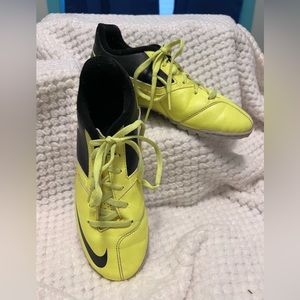 NEW Nike Jr Bomba II Volt Black 3.5 Y Never Worn Price $10 discount